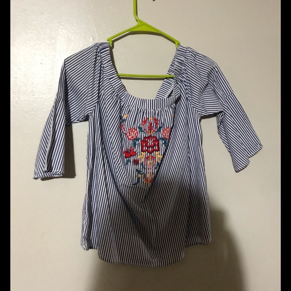 Off The Shoulder Top. SUPER CUTE NEVER WORN.